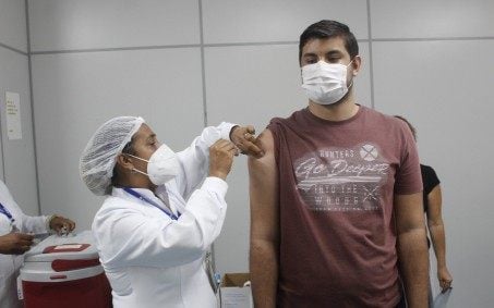 Nova Iguaçu vacina pessoas a partir de 12 anos nesta terça-feira