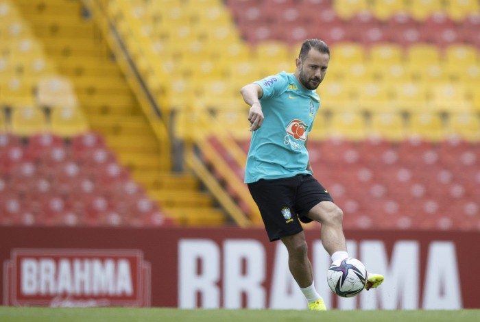 Everton Ribeiro será um dos maestros do time brasileiro hoje à noite