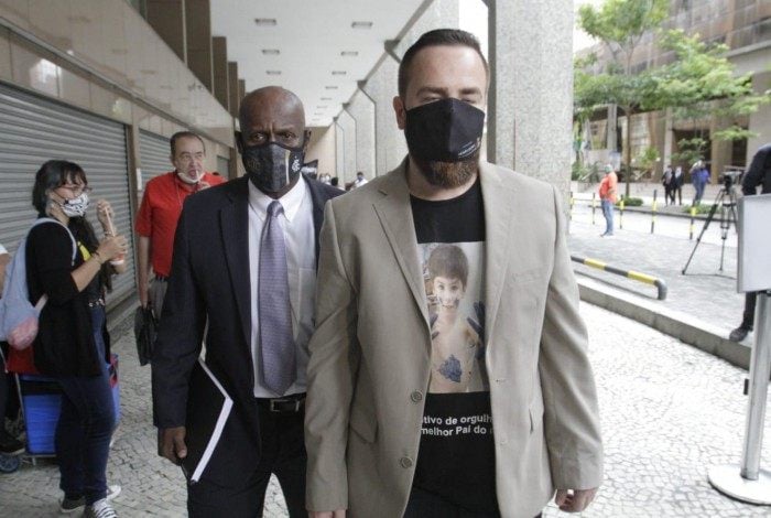 Pai do menino Henry Borel, Leniel Borel, chega ao Tribunal de Justiça do Rio e recebe apoio de manifestantes 