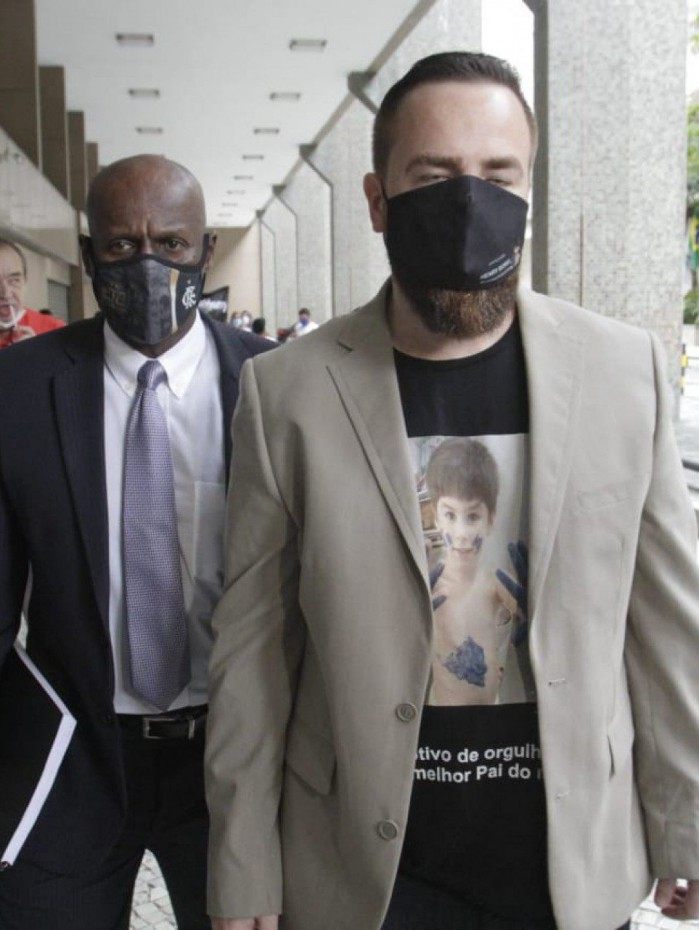 Pai do menino Henry Borel, Leniel Borel, chega ao Tribunal de Justiça do Rio e recebe apoio de manifestantes 