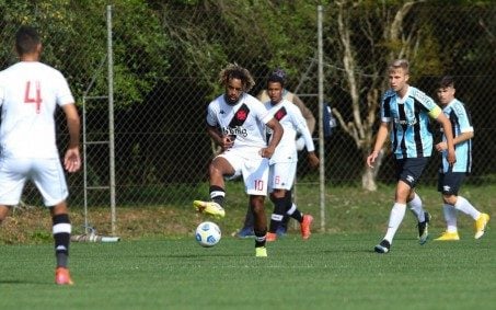 Após ser flagrado em festa, jogador do Vasco muda postura, vai morar em São Januário e atrai atenção de Fernando Diniz