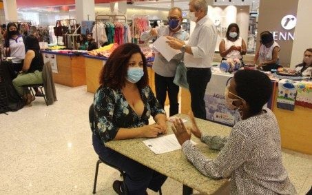 Prefeitura de Nova Iguaçu tira dúvidas da população e orienta sobre o MEI e SINE no Top Shopping
