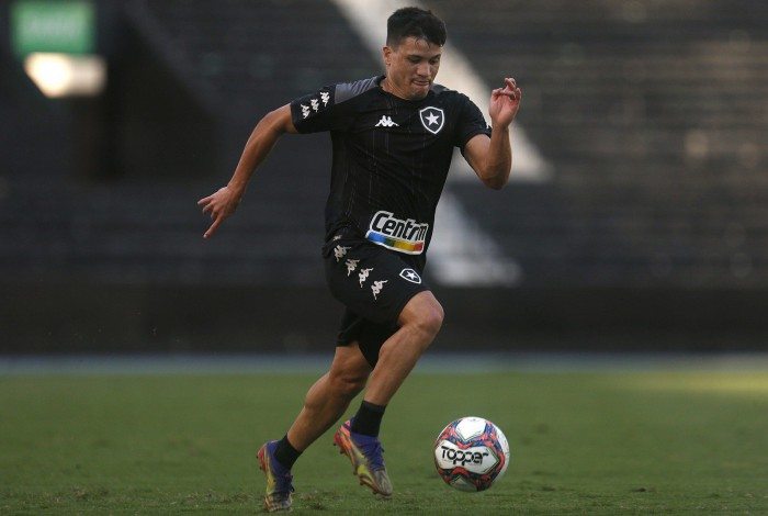 Atacante do Botafogo convoca torcida para jogo decisivo de hoje