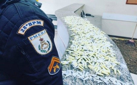 Homem é preso com mais de 600 pinos de cocaína em Barra Mansa