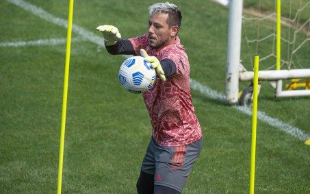 Recuperado, Diego Alves treina normalmente e indica retorno ao Flamengo