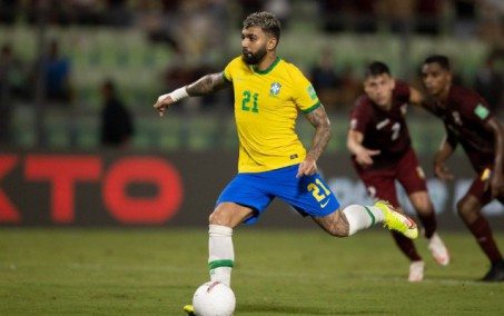 Neto vê Gabigol distante de uma convocação para a Copa: 'Vai ser uma sacanagem'