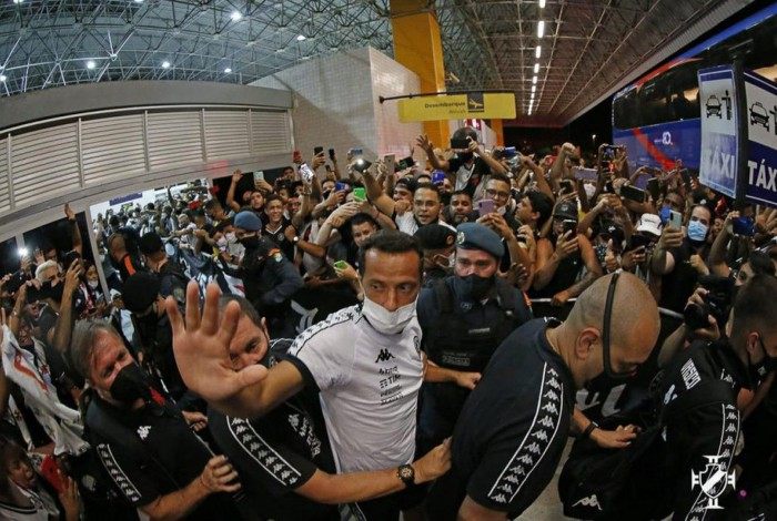Nenê sendo recebido pela torcida do Vasco