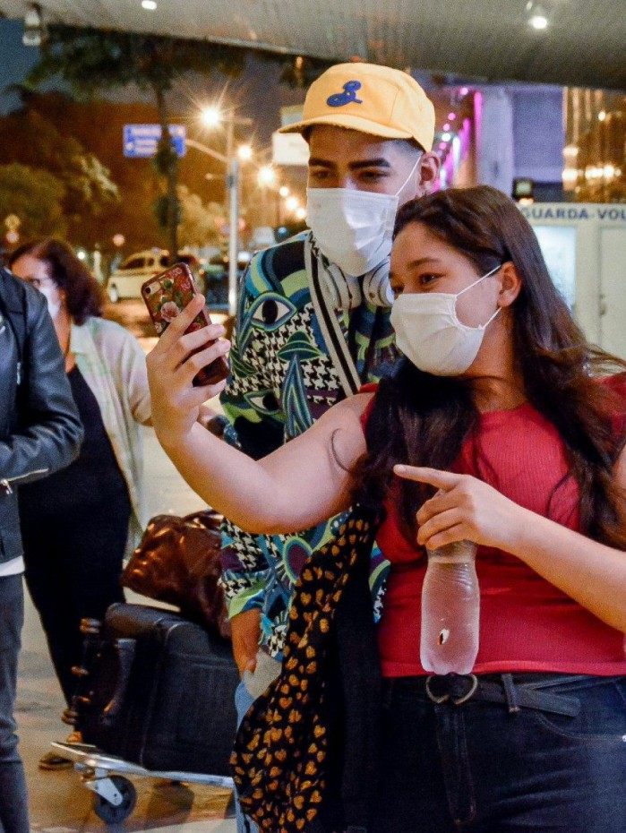 Dilsinho embarca no Aeroporto Santos Dumont, no Rio, e posa para fotos com fãs na noite desta quinta-feira