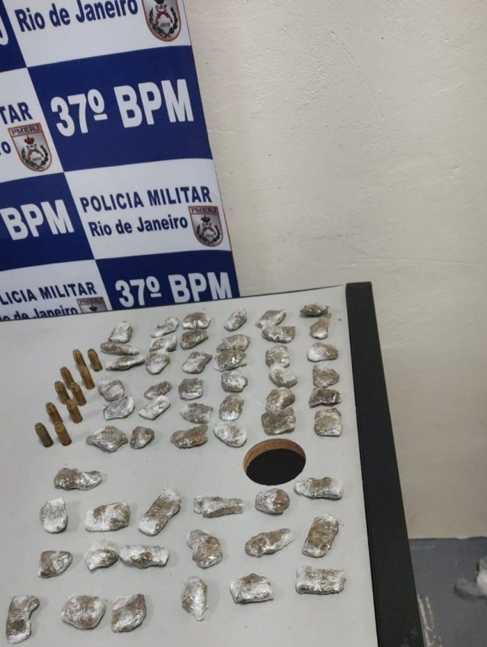 Material apreendido em terreno baldio