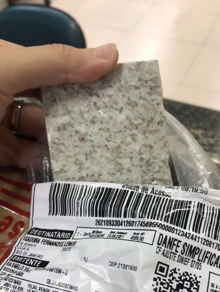 Recepcionista compra celular em aplicativo das Casas Bahia e recebe peda&ccedil;o de pedra como brinde