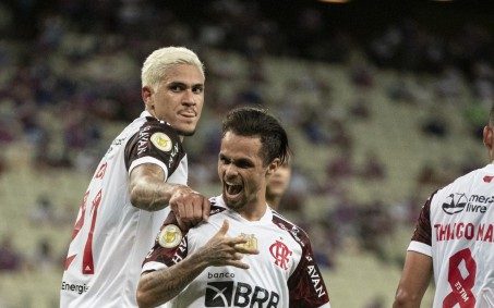 Flamengo faz três gols em sete minutos, bate o Fortaleza e segue na busca pelo líder Atlético-MG