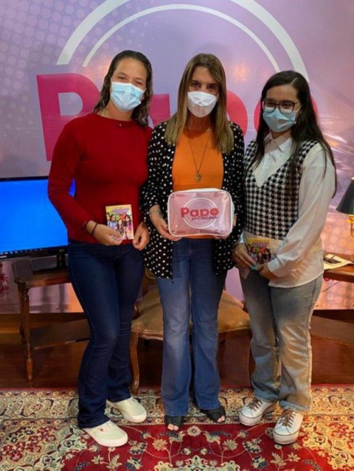 A prefeita de Quissam&atilde;, F&aacute;tima Pacheco, sancionou no m&ecirc;s de julho, o projeto de Lei "Papo de Menina", que garante distribui&ccedil;&atilde;o de dois pacotes de absorventes descart&aacute;veis e um sabonete &iacute;ntimo &agrave;s alunas matriculadas na rede municipal de ensino.