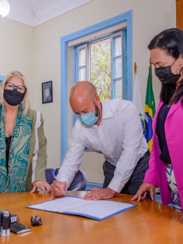 Assinatura dos projetos de lei pelo prefeito de Teres&oacute;polis