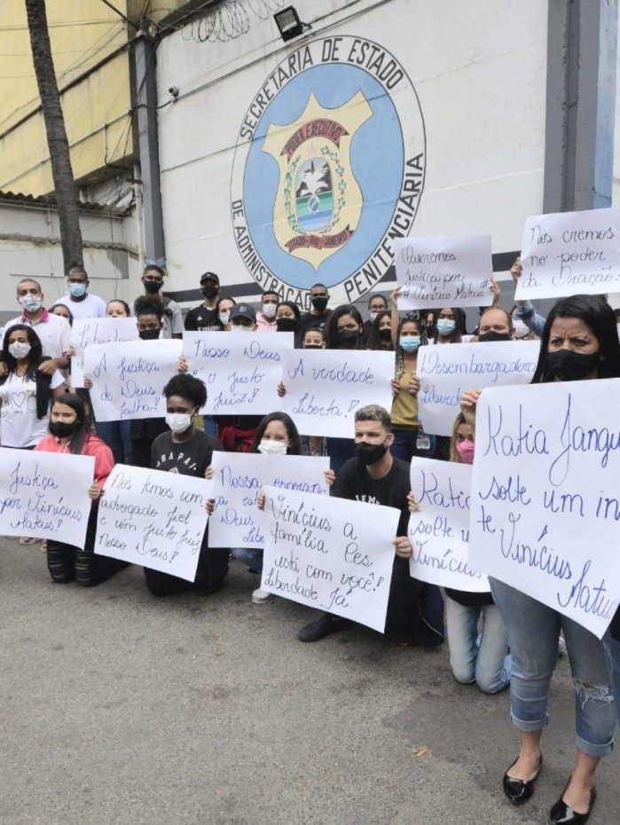 Família de Vinicius protestou em frente ao presídio de Benfica