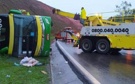 Ônibus que seguia para Cabo Frio sofre acidente que deixa um morto e 44 feridos