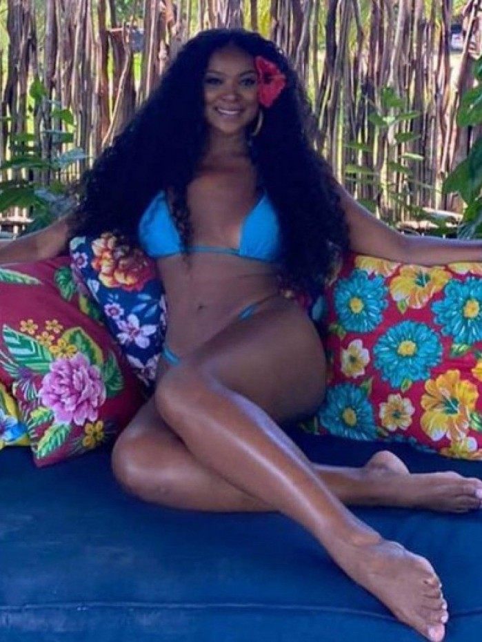 Cris Vianna sensualiza de biquíni em Alagoas