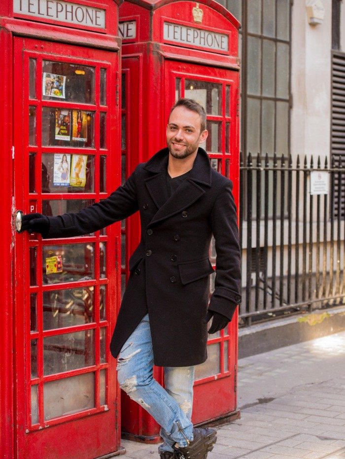 O fotógrafo brasileiro escolheu tirar férias no frio da capital da Inglaterra 