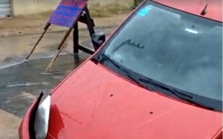 Estouro de cano da Cedae provoca alagamento e prejuízos em Nova Iguaçu