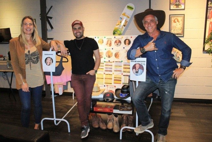 Ator Oscar Magrini e Thaís Pacholek experimentam figurinos para a gravação do Filme Sistema Bruto
