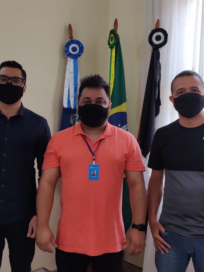Prefeito de Nova Friburgo, Johnny Maycon, o novo secretário de Turismo e o vice-prefeito, Serginho