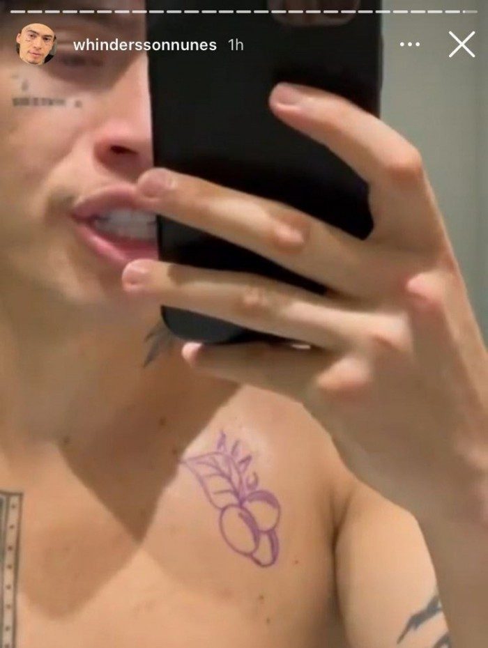 Whindersson Nunes faz nova tatuagem