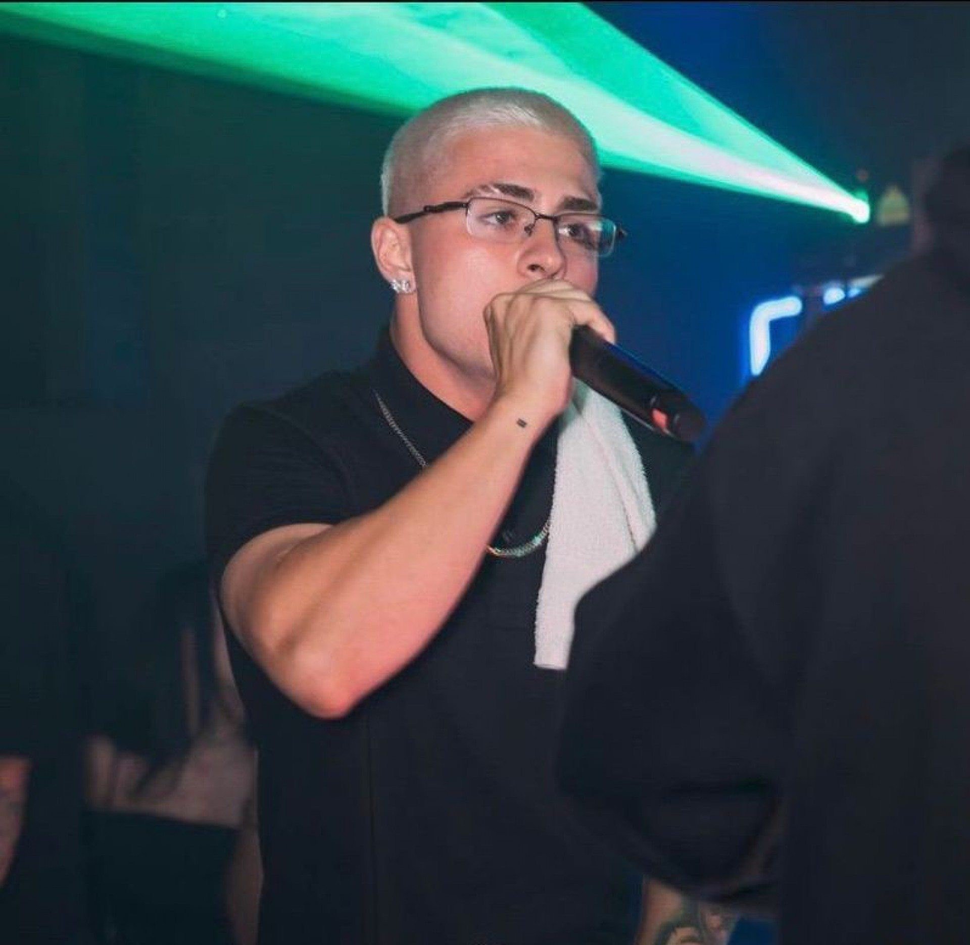 O cantor está preparando o lançamento do videoclipe 