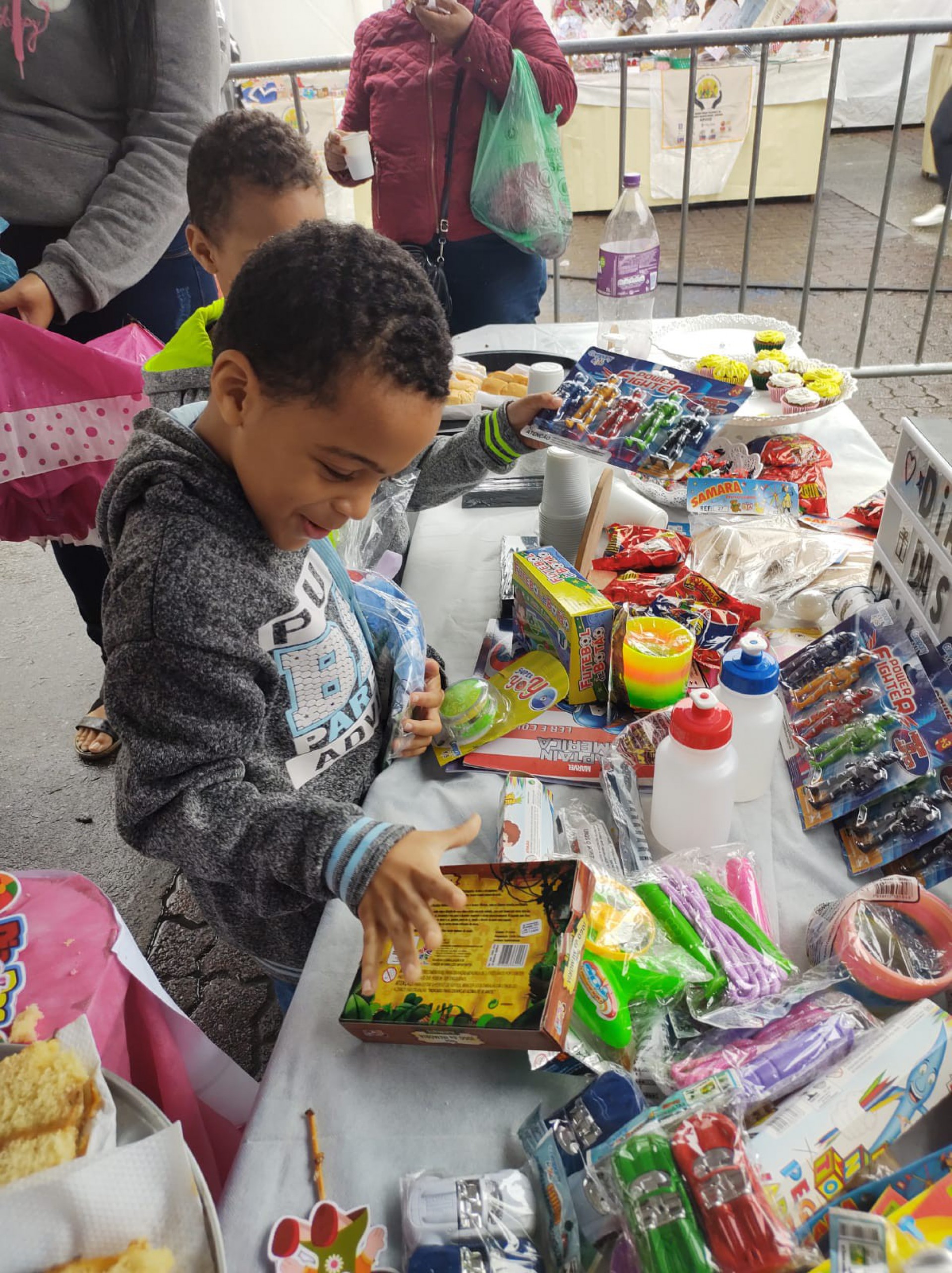 Crian&ccedil;as comemoraram data com celebra&ccedil;&atilde;o na base do seguran&ccedil;a presente em Nova Igua&ccedil;u.