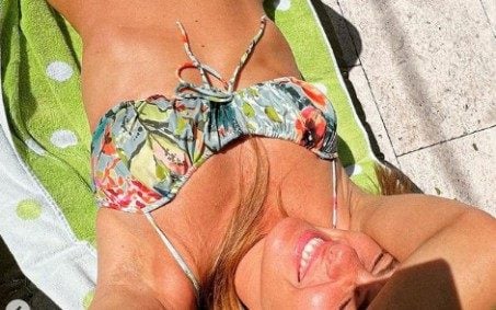 Carolina Dieckmann exibe barriga chapada ao posar de biquíni