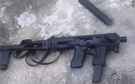 Policiais prendem suspeito com arma e equipamento para transformar pistola em submetralhadora 