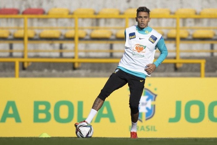 O estreante Raphinha entrou duas vezes no segundo tempo