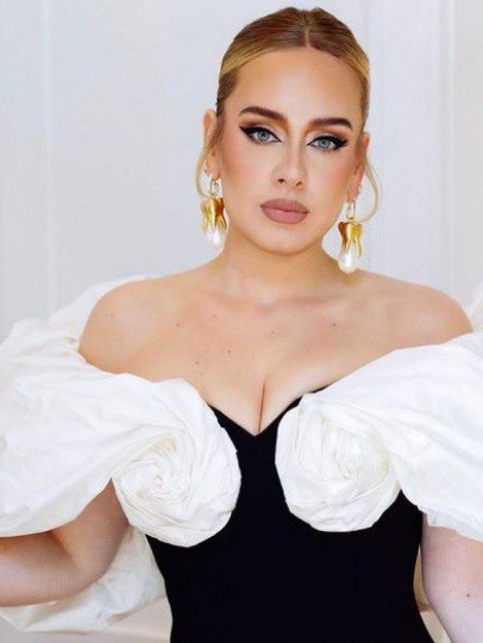 Adele - A cantora brit&acirc;nica j&aacute; revelou nas redes sociais que sofreu depress&atilde;o p&oacute;s-parto. Em entrevista &agrave; revista 'Vanity Fair', ela contou que faz tratamento desde da sua juventude