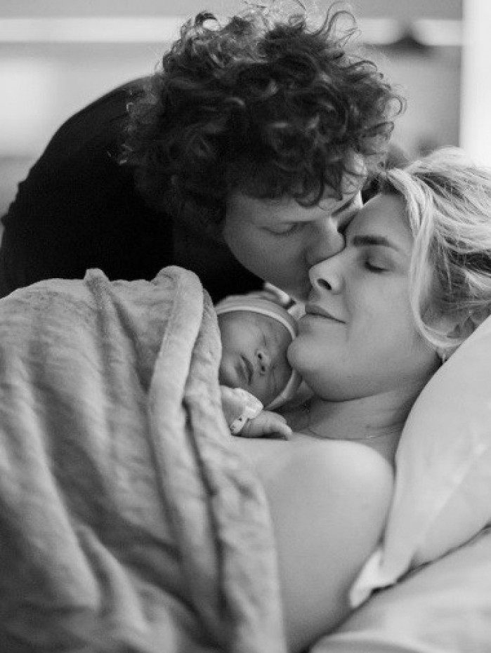 Julia Faria anuncia o nascimento da filha