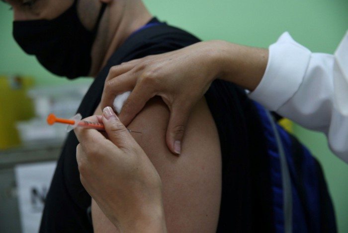 Quase metade dos brasileiros está com a vacinação completa contra a covid