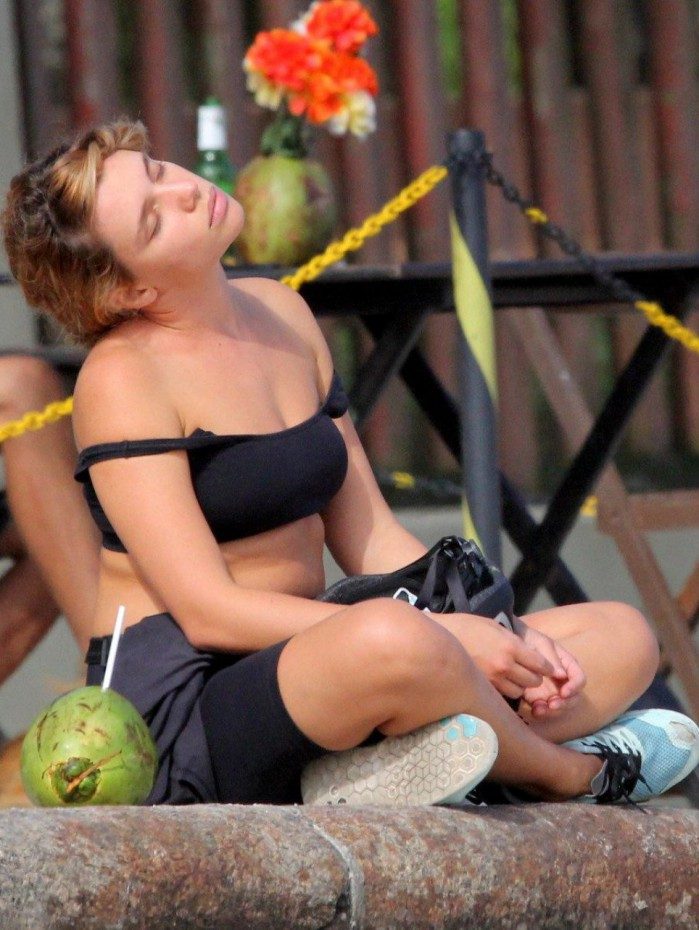 Bruna Linzmeyer curte final de tarde na Praia do Arpoador, na Zona Sul do Rio, nesta quarta-feira