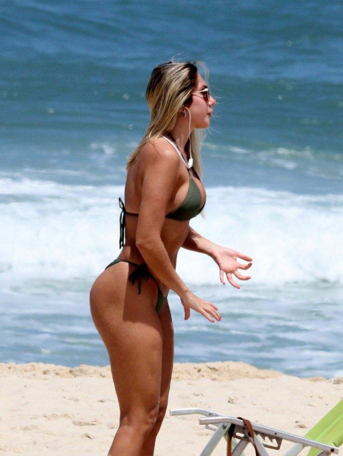 Carol Portaluppi curte dia de sol na Praia de Ipanema, na Zona Sul do Rio, antes do jogo do Flamengo