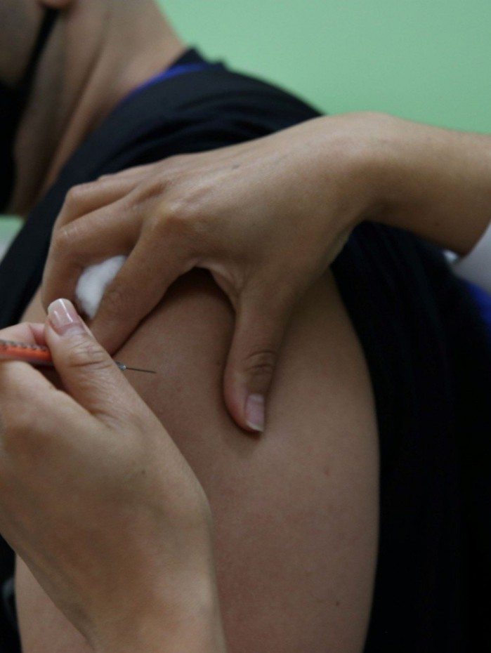 Quase metade dos brasileiros est&aacute; com a vacina&ccedil;&atilde;o completa contra a covid