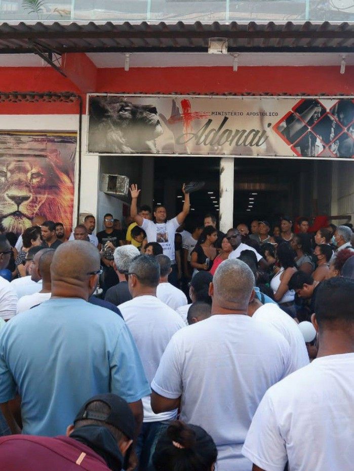 Corpo do vereador Sandro do Sindicato &eacute; velado em igreja que frequentava, em Duque de Caxias. Familiares e amigos seguiram o cortejo at&eacute; o cemit&eacute;rio descal&ccedil;os