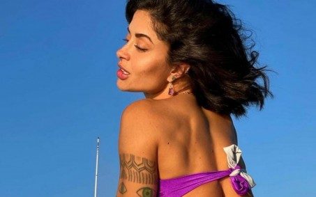 Aline Campos, ex Riscado, exibe as curvas em fotos de biquíni