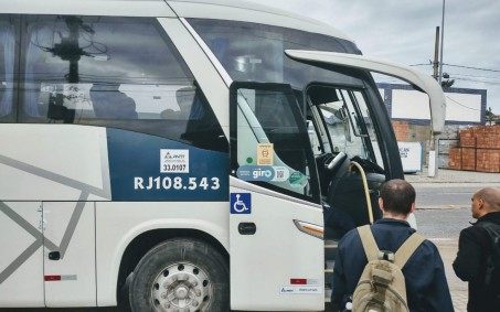 PMs à paisana reagem a assalto a ônibus e matam criminoso na Região dos Lagos