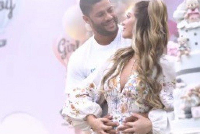 Hulck Paraíba e Camila Ângelo revelam sexo do bebê