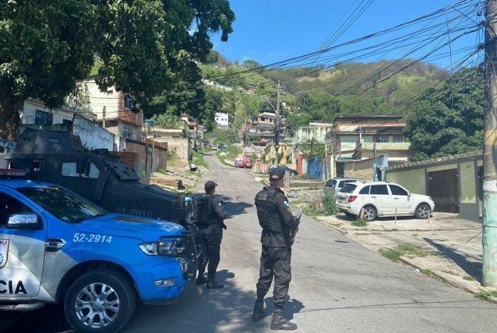 Policiais militares ocupam a região do Quitungo, em Brás de Pina