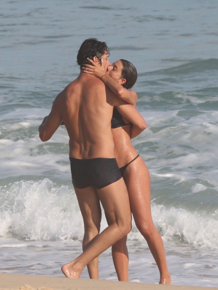 José Loreto e a namorada na praia de São Conrado, na Zona Sul do Rio