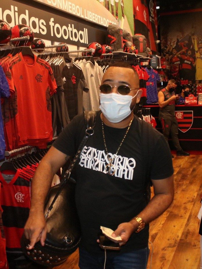 Dudu Nobre visita loja do Flamengo no Aeroporto Santos Dumont, nesta quinta-feira