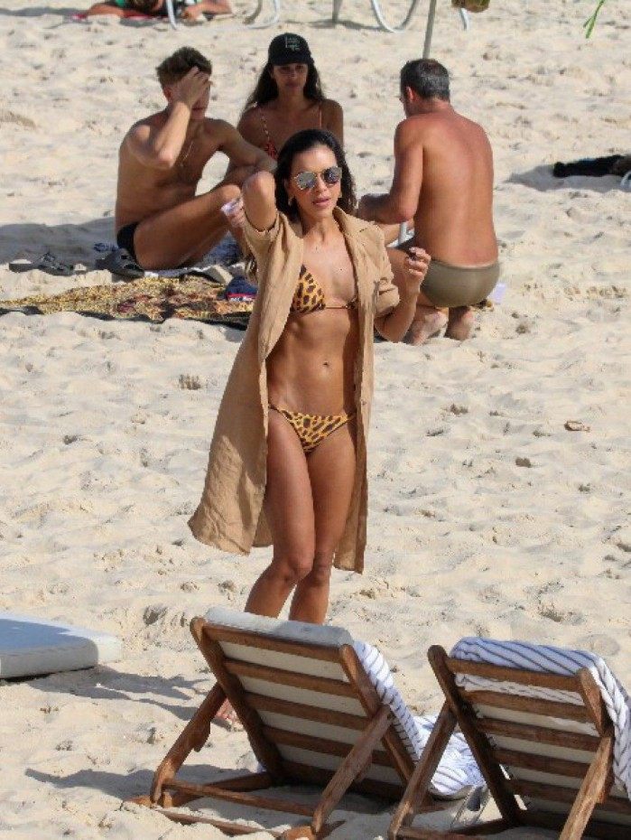 Mariana Rios curte dia de sol na Praia de Ipanema, na Zona Sul do Rio, acompanhada por amiga
