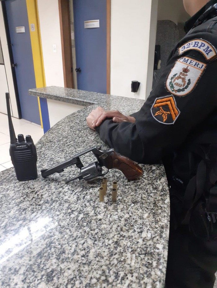 Durante a ação, foram apreendidos um revólver calibre 38, cinco cartuchos deflagrados e um rádio transmissor.
