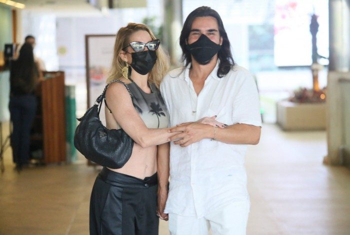 Danielle Winits e André Gonçalves curtem passeio romântico e caminham de mãos dadas em shopping