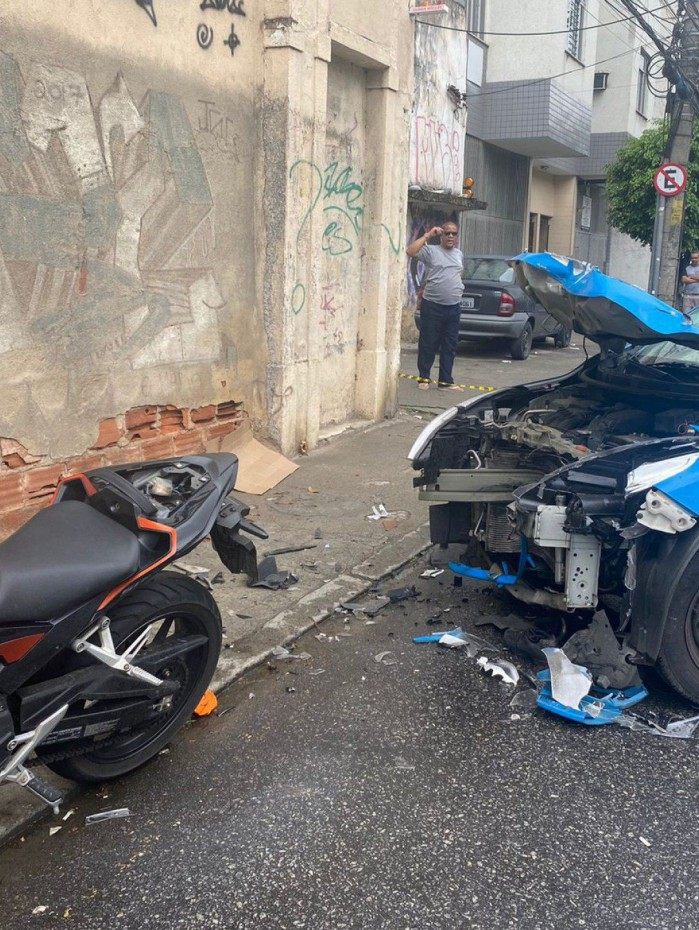 Moto bateu na dianteira de viatura estacionada na Rua Visconde de Santa Isabel, em Vila Isabel