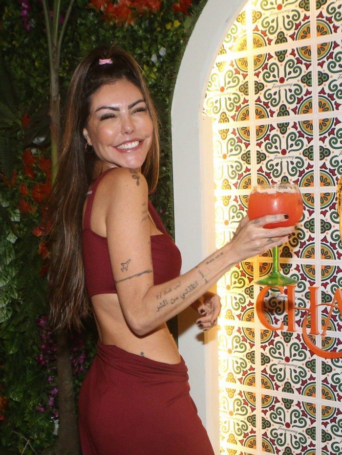 Liziane Gutierrez curte balada em boate na Barra da Tijuca, na Zona Oeste do Rio, na noite deste sábado