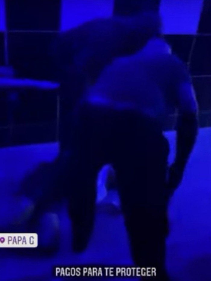 Jovem levou rasteira e caiu desacordado no chão da casa noturna