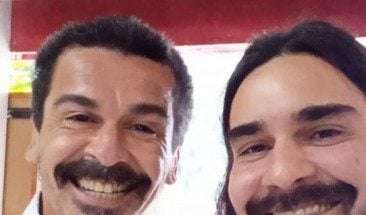 André Gonçalves publica foto ao lado do irmão e semelhança impressiona internautas